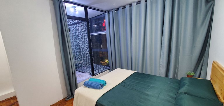 2911 - Mirante Studios - Banheiro com vista pra cidade, cozi